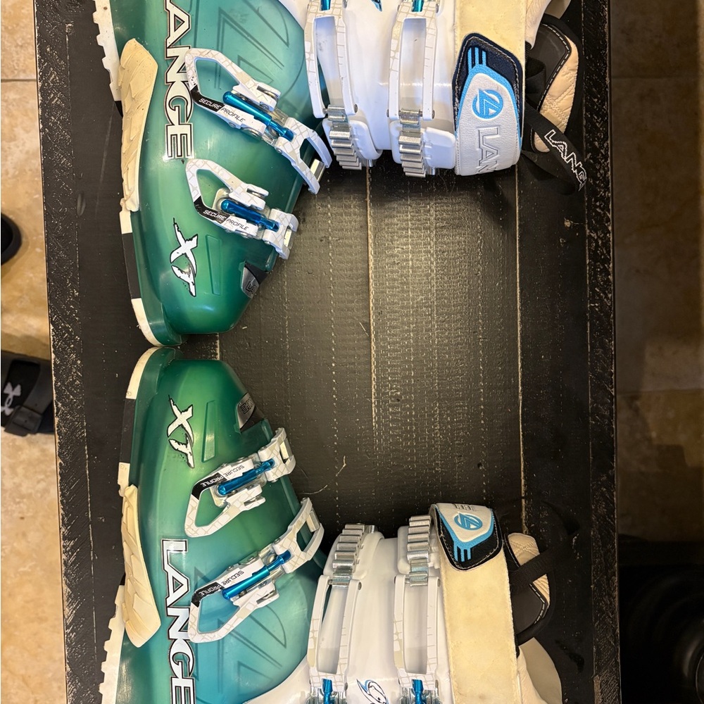 Lange women’s 90xt 23.5  Ski Boots - Green and Cream